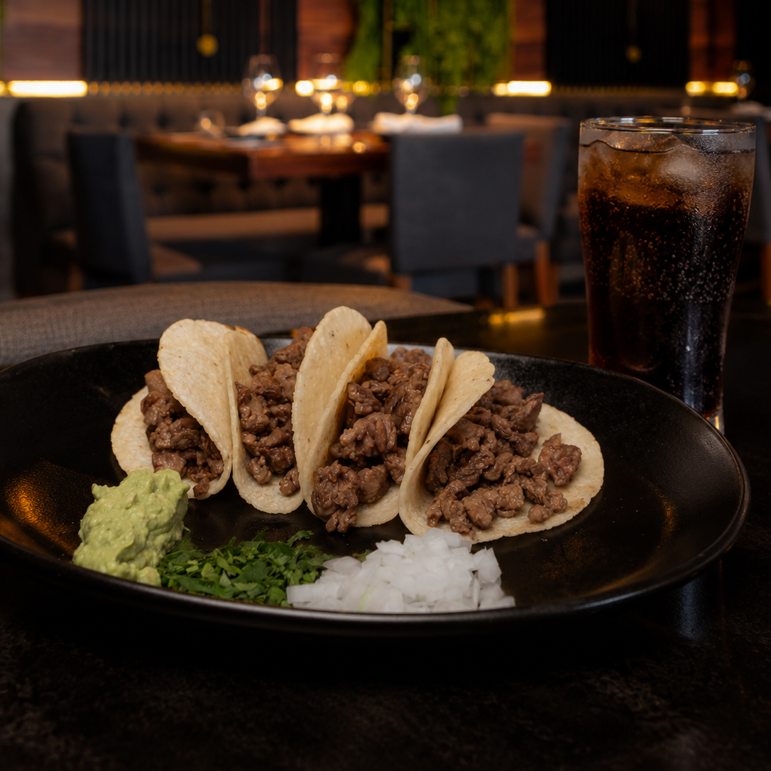 Tacos de sirloin con guacamole y refresco